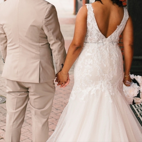 Elegant White Lace Wedding Dress - Picture 3 of 15